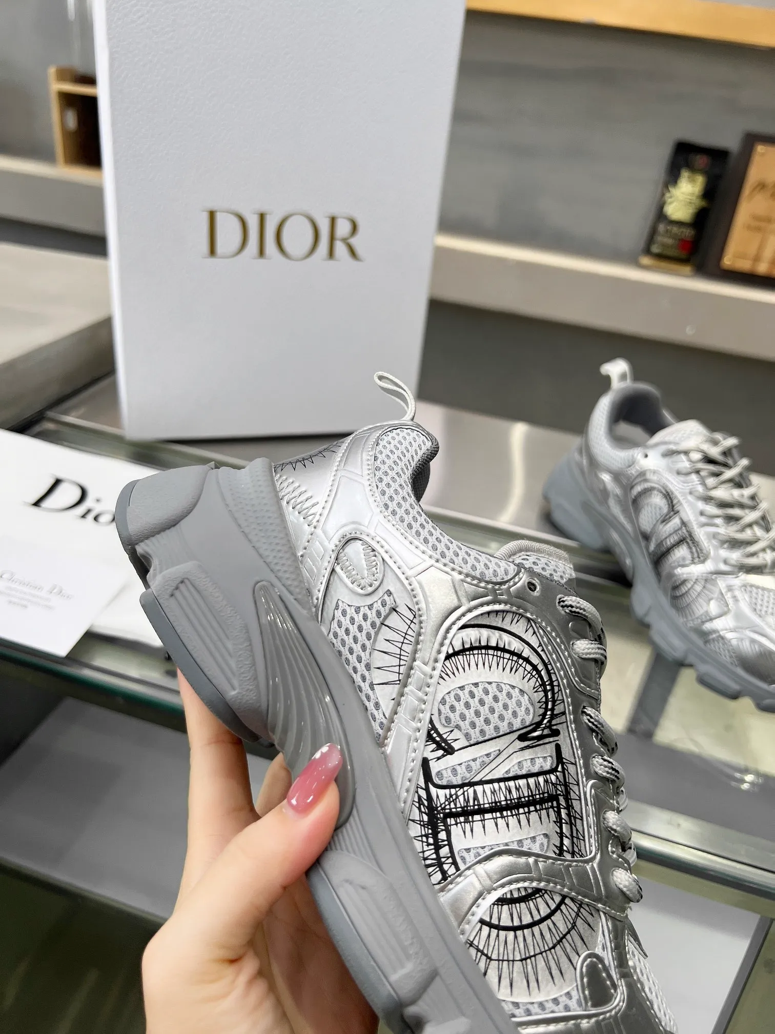 👟👟Ex-factory price 600👟👟 Women's shoes, women's clothing, women's shoes, women's clothing 2024's latest hot model Reba's brand new CHRONO shoes, the same model as Dior's DIOR, have a large amount of silver glossy structure and gray mesh material. The rebound of the sole has also been improved. The ultra-light outsole feels great👍👍👍. It has been increased by 5 centimeters. The recently popular thick-soled style makes you fall in love with it at first glance. The size is 35-40.